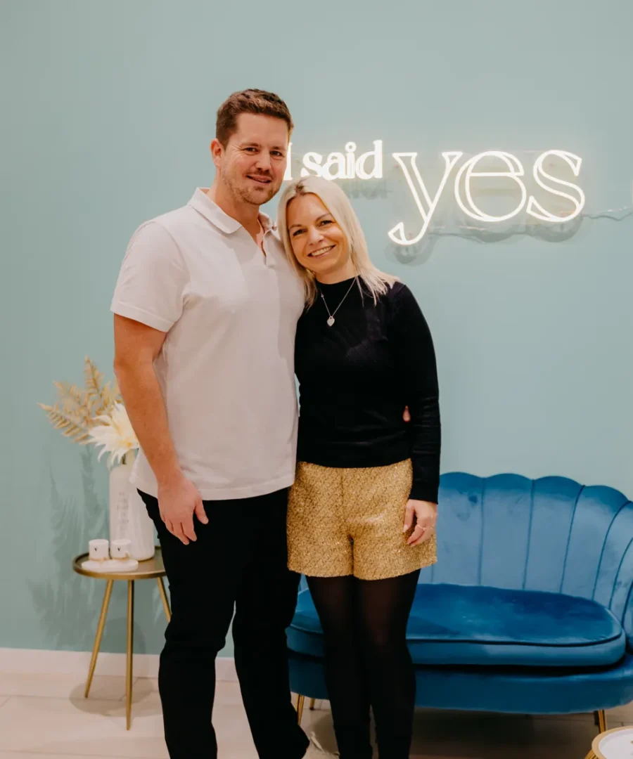 Ina und Pascal, die Gründer von I said yes, vor dem Neonschriftzug
